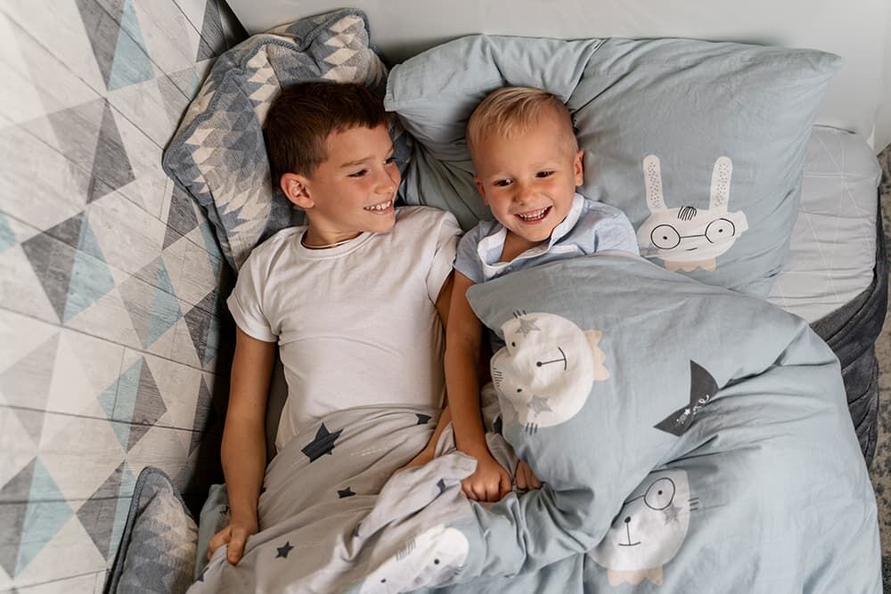 Kindermatratzen-Geschwister liegen im Bett